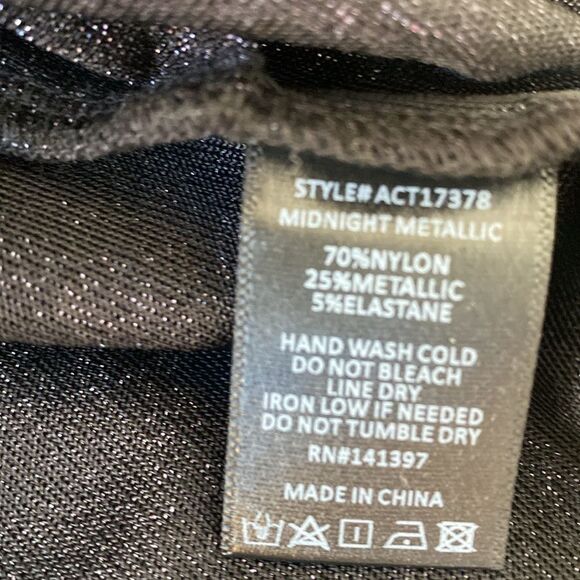 Astr the Label Cropped Long Sleeve Black Shimmer Top w Cut-out Shoulder Detail - Picture 8 of 9